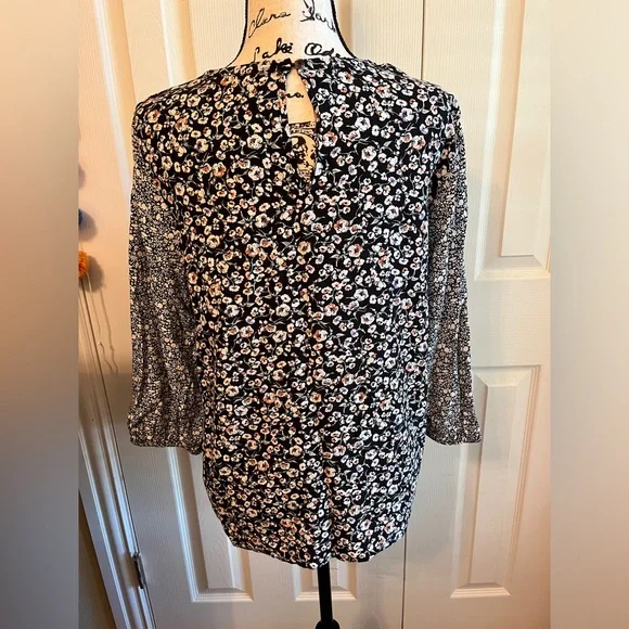 DR2 Black Ditsy Floral Blouse Top Size L, EUC - Picture 2 of 5
